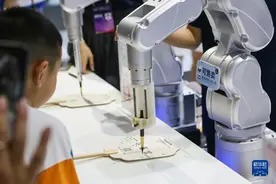 世界人工智能大会上演AI“才艺秀”图片