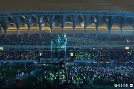 林志颖、吉克隽逸等亮相烟台，群星演唱会现场观众达3万人次图片