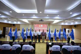 高校组织大学生挑战“100元在城市生存15天”，学校：部分学生会在海底捞、酒店大堂留宿，激励学生走进社会图片