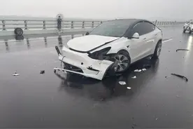 惊险！跨海大桥一轿车大雨中不慎撞向护栏，民警紧急处置图片