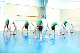 儿童舞蹈训练小心“下腰瘫痪”图片