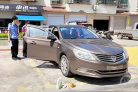 车内固化剂爆炸 小学生路过急忙报警！高温下，车内这些小东西都是易爆品图片