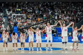 大运会观众席上11岁“篮球女孩”现场“追星”，感受偶像力量图片