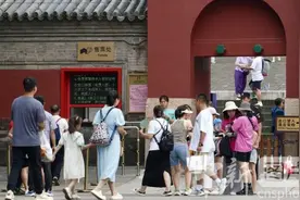北京：游客在鼓楼参观游览图片