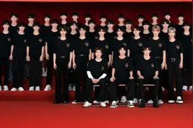 时代峰峻晒全家福，王俊凯稳坐C位图片