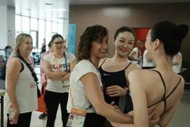 退役世界杯冠军蒋文文、蒋婷婷出征世界花样游泳大师赛图片