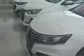 为救援队腾出大厅的涿州车行老板：两台车被泡坏，水退后忙着给村民发物资图片