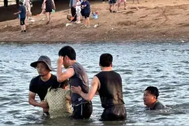 事发烟台高新区！女童海中玩耍不慎溺水，三位好心人联手施救图片