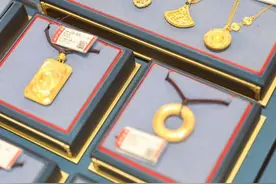 金价跌回“5字头”，日照黄金市场五一期间客流量增多图片