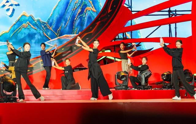 第二届楚文化节开幕式主舞台璀璨亮相