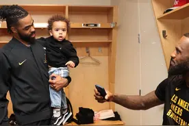 来 叫詹叔叔👋 ！拉塞尔赛后抱儿子与詹姆斯互动图片