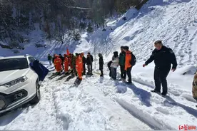 16人被困海拔4400米雪山上，救援人员徒步3小时紧急救援图片