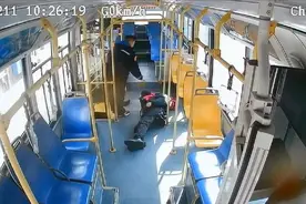 行车途中老人突然昏厥，公交司机暖心救助获赞图片