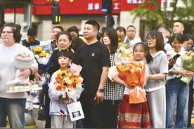高考落幕 鲜花“开道”图片