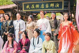 外国游客乐游横店影视城图片