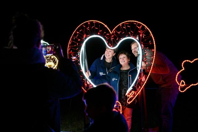 镜观欧洲｜ “光之花园——蓝精灵”主题灯光展在比利时开幕