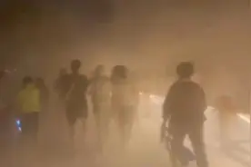 敦煌鸣沙山月牙泉景区突发：万人演唱会遭遇沙尘大风，游客紧急撤离图片