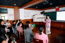 张梓溪以程派经典《锁麟囊》赋能教师 35中教工京剧社团开讲第一课图片