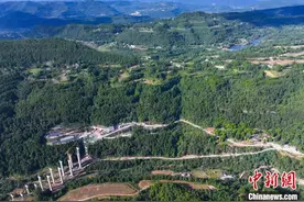四川在建高速公路唯一一座高瓦斯隧道双幅贯通图片