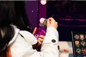 音乐剧《SIX》明年5月开演，官方谷子快闪吸睛图片