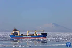 “雪龙2”号与“永盛”号抵达秦岭站卸货图片