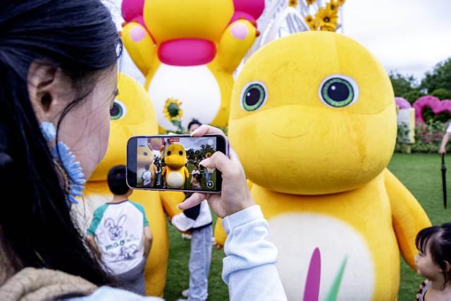 奶龙版梦幻花海成“遛娃”好去处，浦江郊野公园假期客流创新高