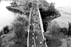 长治环漳泽湖马拉松赛鸣枪开跑图片