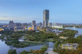 上海郊区新城这条马路，科技感未来感十足，衬托出新城更大气美观图片