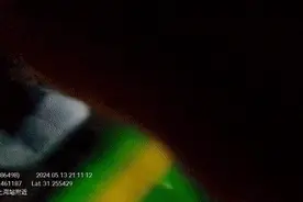 千钧一发！上海站一幼童不慎掉入列车与站台缝隙，乘警紧急施救图片