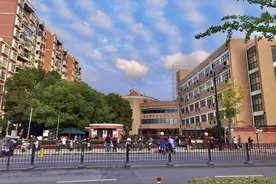 放学高峰堵得水泄不通怎么破？盛大花园小学校园门前“肠梗阻”难题有了解决方案图片