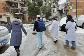 风雪无阻，他们连续5年上门为卧床老人送健康图片