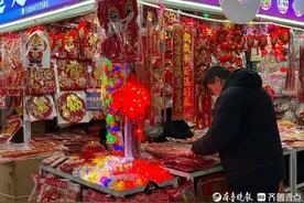 春节近，“龙元素”小商品销售火爆图片