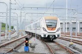 广州地铁十四号线新车上线，工作日高峰期行车间隔缩短40秒图片