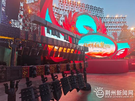 楚文化节开幕式舞台揭幕 “凤凰”振翅引千年楚韵新生