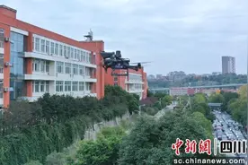 绵阳：“空中警察”立体巡航护校园平安图片