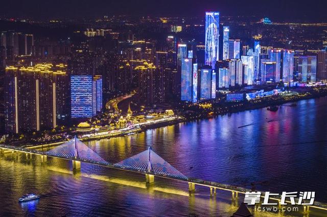 雨后长沙夜清凉 华灯游轮美如画｜组图