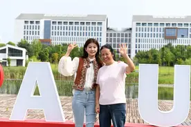 “追光女孩”做到了！录取通知书编号“0001”！图片