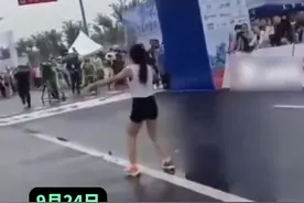 马拉松晕倒女孩发视频报平安，承办方：用力过度，已无大碍。女子：会健康地跑下去。图片