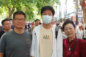 山师附中考点考生父亲和奶奶一起接送，父子可望成校友图片