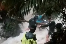 广东一越野赛遭遇暴雨山洪，选手上演“荒野求生”图片