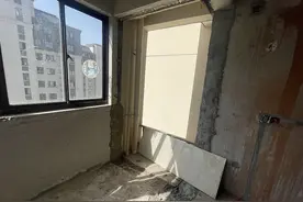 私自拆墙占用空调外机位平台？洞泾城管消除居民“头顶上”的隐患图片