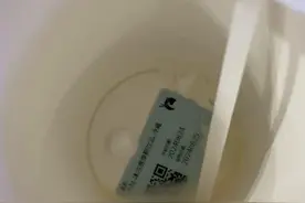 所售轻乳茶饮品被曝喝出标签，品牌回应称核实跟进图片