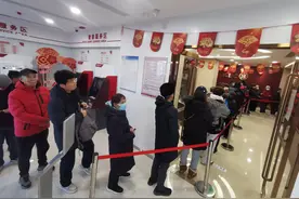 蛇年纪念币纪念钞今起兑换，现场探访！小贴士请收好图片