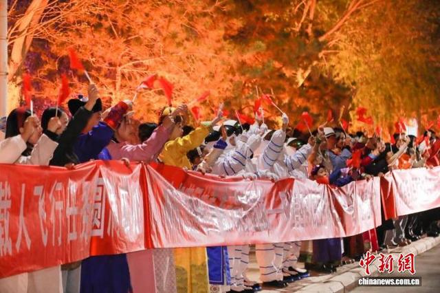 神舟二十一号升空 航天迷现场见证“宇宙级浪漫”