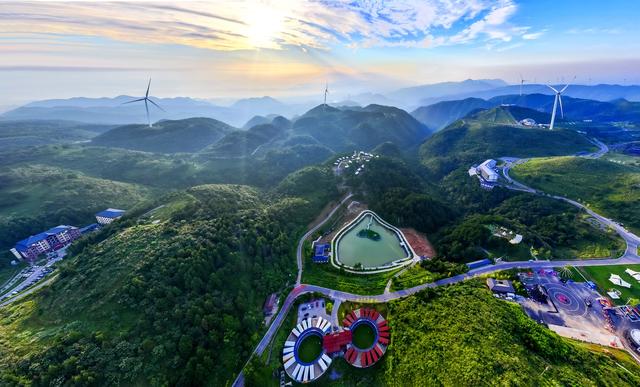 夷陵：光影交织百里荒 晨光中的高山草原绝美风景