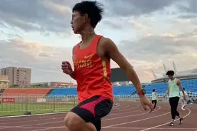 省大运会万米决赛“套圈”、还给对手递水，这个大二男生火了图片