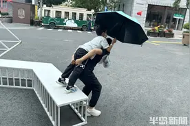 雨中母子情图片