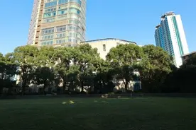 市中心老牌宾馆静安宾馆打开围墙，与市民游客共享绿地图片