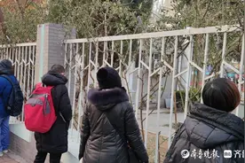 山东高考外语听力考试开考，考场外家长期盼的眼神最温暖图片