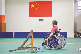 脑瘫女孩遇到了照亮她生命的那束光图片